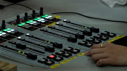 視聽聯(lián)動探前沿 學(xué)媒融合啟新篇——我院廣播電視學(xué)專業(yè)師生赴廈門音樂廣播開展專業(yè)認知與錄音制作實踐